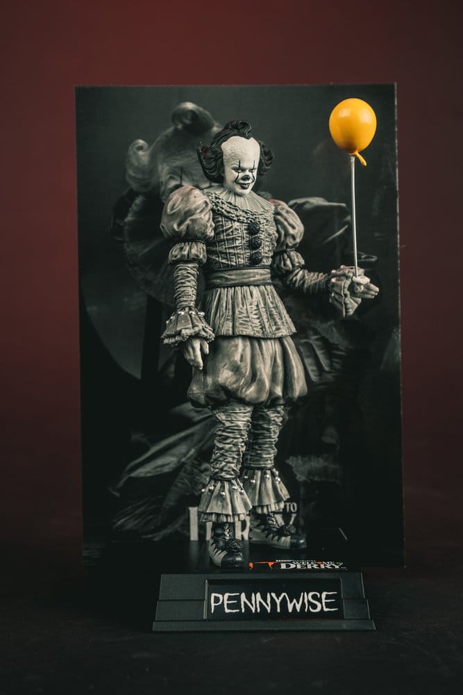 It Welcome to Derry Movie Maniacs Figure Pennywise (Black &amp; White) 16 cm