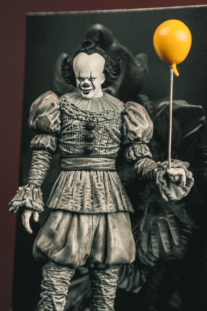 It Welcome to Derry Movie Maniacs Figure Pennywise (Black &amp; White) 16 cm