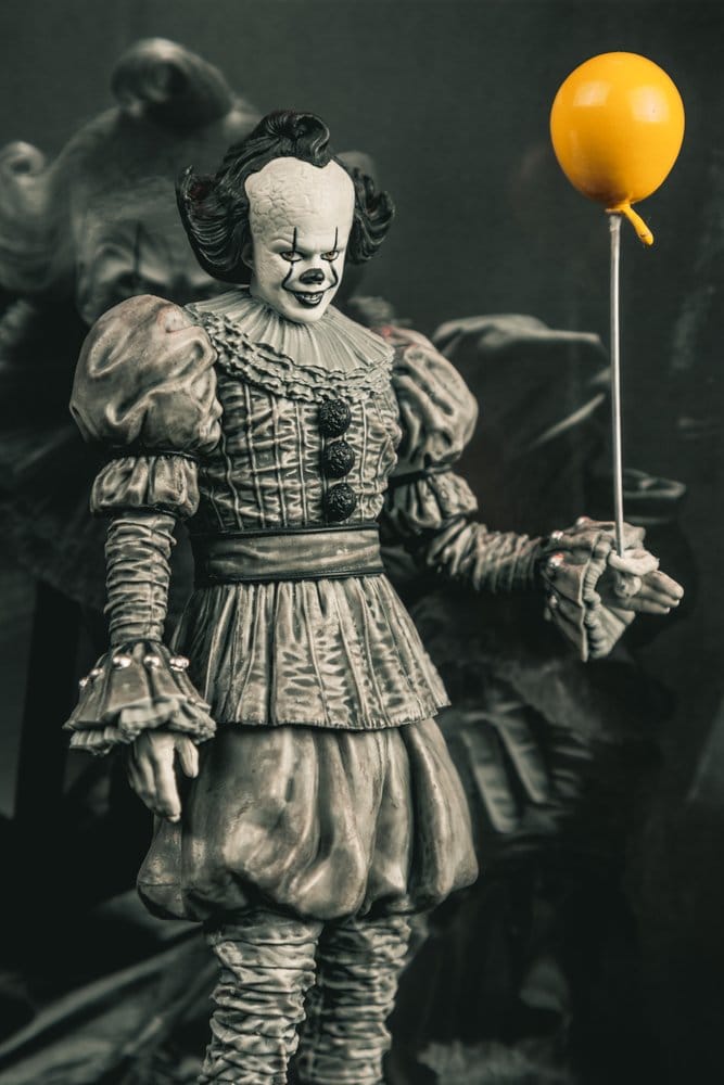 It Welcome to Derry Movie Maniacs Figure Pennywise (Black &amp; White) 16 cm