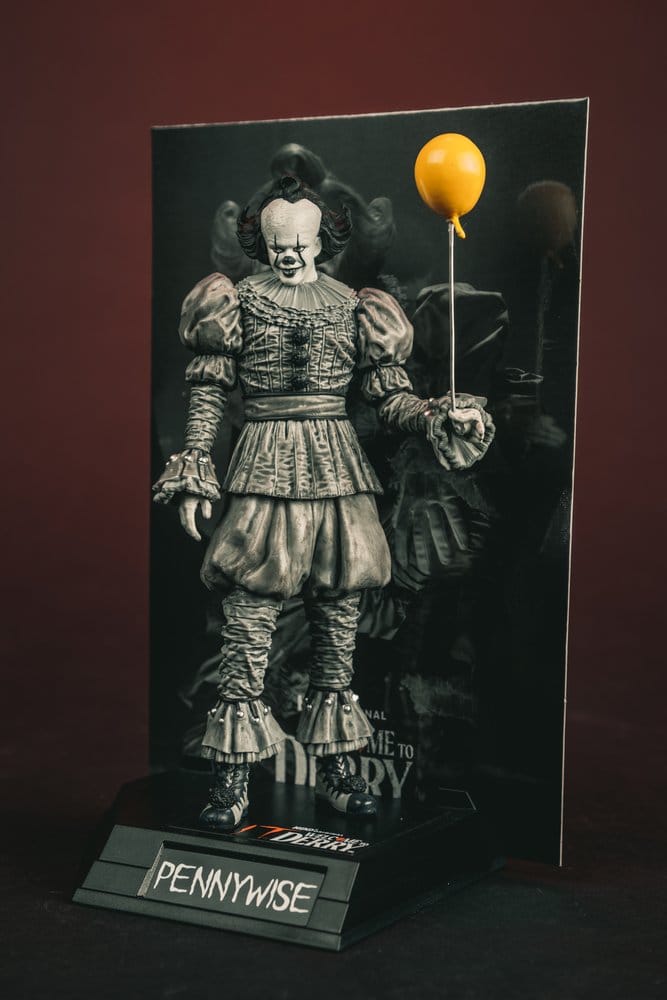 It Welcome to Derry Movie Maniacs Figure Pennywise (Black &amp; White) 16 cm